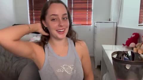 Snapshot of julietmills chatting on 11-12-25, 09:14 Juliet online show from 11-12-25, 09:14