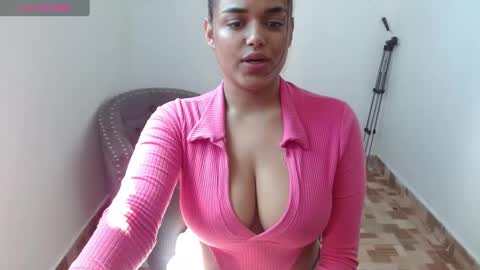 Snapshot of julietta_l chatting on 12-18-24, 05:00 Juli online show from 12-18-24, 05:00