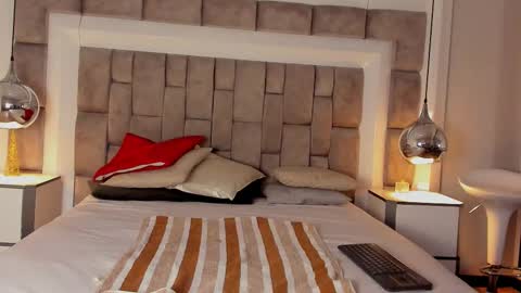 Hi guys It is a pleasure to have you here I am Julieta  online show from 01-12-26, 12:43