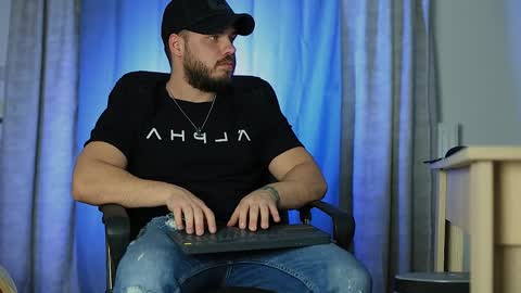 JULiUS   online show from 01-05-25, 06:24
