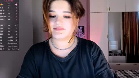 Snapshot of july_slowdive chatting on 02-06-25, 11:32 Julie online show from 02-06-25, 11:32