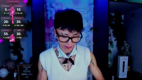 Snapshot of juniior0_0 chatting on 02-19-25, 10:42 Junior online show from 02-19-25, 10:42