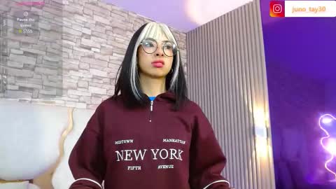 Snapshot of juno_tay chatting on 10-25-25, 11:51 JUNO online show from 10-25-25, 11:51