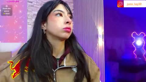 Snapshot of juno_tay chatting on 11-21-25, 11:42 JUNO online show from 11-21-25, 11:42