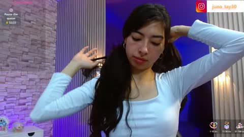 Snapshot of juno_tay chatting on 11-26-25, 11:44 JUNO online show from 11-26-25, 11:44