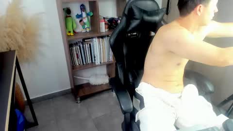 Snapshot of just_thatguy_ chatting on 10-16-25, 12:50 know me online show from 10-16-25, 12:50