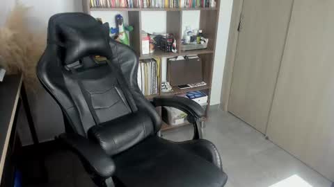 Snapshot of just_thatguy_ chatting on 10-17-25, 11:57 know me online show from 10-17-25, 11:57