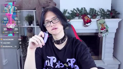 Snapshot of justin_twinkboy chatting on 12-28-24, 11:05 JUSTIN online show from 12-28-24, 11:05