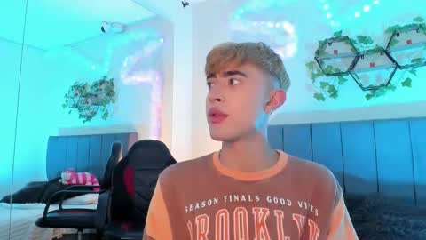 Snapshot of justinbe_ chatting on 09-12-25, 11:32 Justin online show from 09-12-25, 11:32