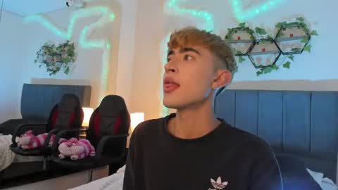 Snapshot of justinbe_ chatting on 09-17-25, 11:45 Justin online show from 09-17-25, 11:45