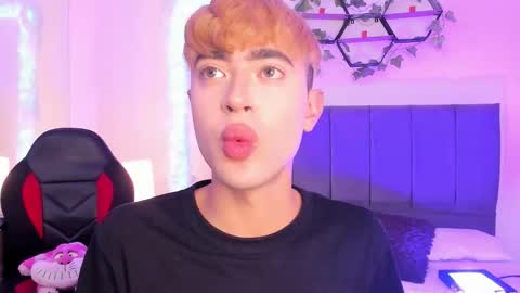 Snapshot of justinbe_ chatting on 10-02-25, 11:28 Justin online show from 10-02-25, 11:28