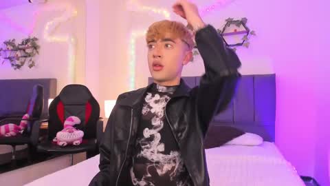 Snapshot of justinbe_ chatting on 10-06-25, 11:18 Justin online show from 10-06-25, 11:18