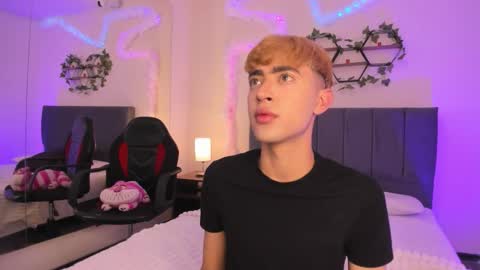 Snapshot of justinbe_ chatting on 10-08-25, 11:19 Justin online show from 10-08-25, 11:19