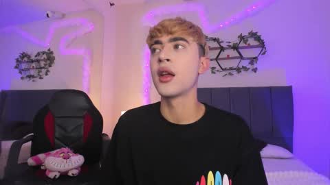 Snapshot of justinbe_ chatting on 10-14-25, 11:33 Justin online show from 10-14-25, 11:33