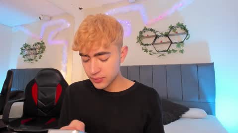 Snapshot of justinbe_ chatting on 10-30-25, 11:22 Justin online show from 10-30-25, 11:22