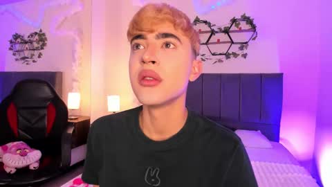 Snapshot of justinbe_ chatting on 11-10-25, 11:20 Justin online show from 11-10-25, 11:20