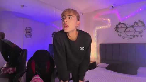 Snapshot of justinbe_ chatting on 11-15-25, 11:29 Justin online show from 11-15-25, 11:29