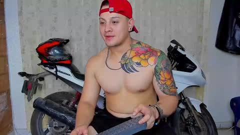 Snapshot of kaledd_musclee chatting on 12-22-24, 03:22 Kaledd musclees room Master online show from 12-22-24, 03:22