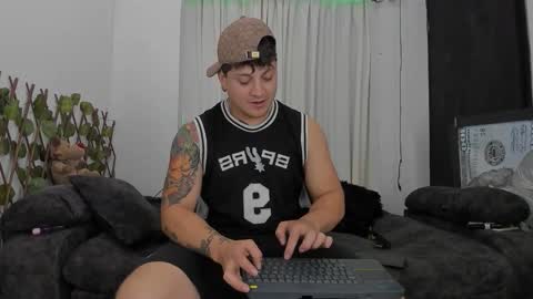 Snapshot of kaledd_musclee chatting on 10-22-25, 05:19 Kaledd musclees room Master online show from 10-22-25, 05:19