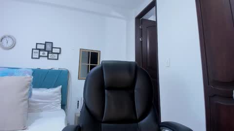 Kamilalopez online show from 11-04-25, 11:04