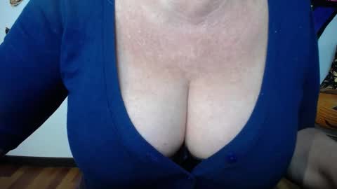 Snapshot of kamaliasim chatting on 10-17-25, 06:32 KamaliaSim online show from 10-17-25, 06:32