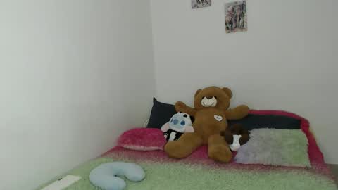 Snapshot of kammy_cami chatting on 11-04-25, 09:14 kammy y camila online show from 11-04-25, 09:14