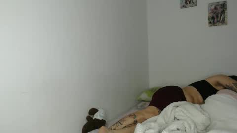 Snapshot of kammy_cami chatting on 11-29-25, 04:43 kammy y camila online show from 11-29-25, 04:43