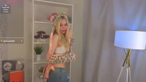 Snapshot of kaneshacornick chatting on 10-13-25, 03:39 Alice online show from 10-13-25, 03:39