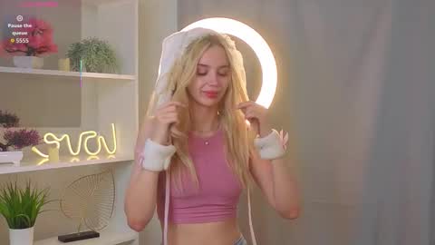 Snapshot of kaneshacornick chatting on 10-14-25, 03:07 Alice online show from 10-14-25, 03:07