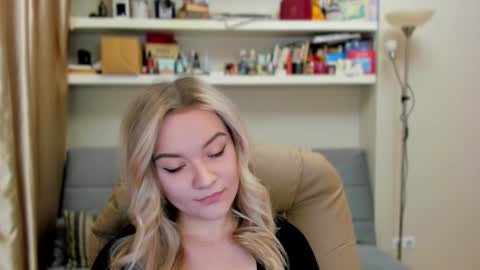 Snapshot of kara_smith_ chatting on 10-18-25, 10:21 Kara. Off from 15th till 24th of December online show from 10-18-25, 10:21