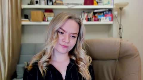 Snapshot of kara_smith_ chatting on 11-14-25, 11:35 Kara. Off from 15th till 24th of December online show from 11-14-25, 11:35