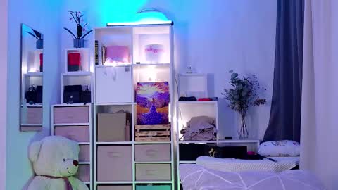 Snapshot of karamelsw chatting on 11-17-25, 02:06 Julia online show from 11-17-25, 02:06