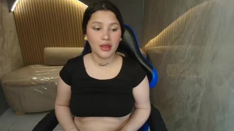 Snapshot of karen__r chatting on 04-14-26, 04:40 Karen online show from 04-14-26, 04:40