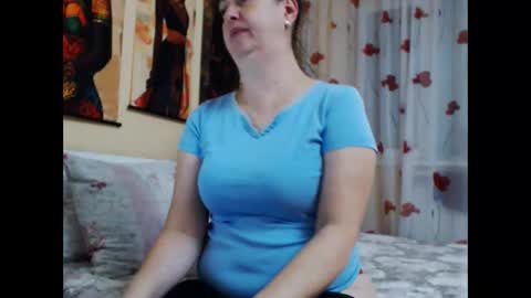 Snapshot of karenagirasoles chatting on 10-18-25, 03:24 karenagirasoles online show from 10-18-25, 03:24