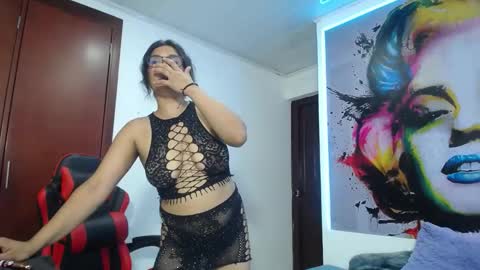 Snapshot of karime_sexygirl chatting on 01-17-25, 10:34 Karime online show from 01-17-25, 10:34
