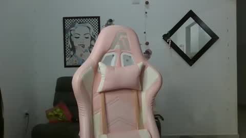 Snapshot of karol_naughty chatting on 12-11-24, 10:36 online show from 12-11-24, 10:36