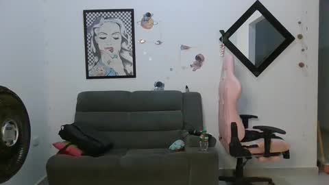 Snapshot of karol_naughty chatting on 12-29-24, 08:44 online show from 12-29-24, 08:44
