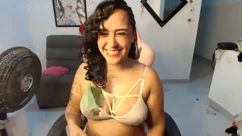 Snapshot of karol_naughty chatting on 02-06-25, 02:33 online show from 02-06-25, 02:33