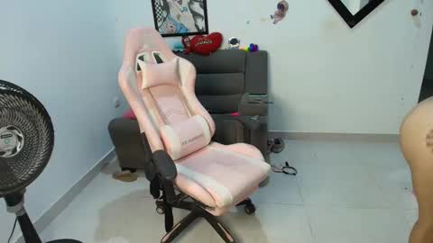 Snapshot of karol_naughty chatting on 02-12-25, 01:09 online show from 02-12-25, 01:09