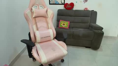 Snapshot of karol_naughty chatting on 03-06-25, 12:41 online show from 03-06-25, 12:41