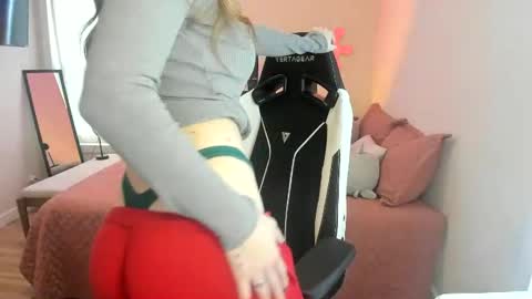 Snapshot of kassykitty29 chatting on 12-15-24, 10:37 Kitty Kat online show from 12-15-24, 10:37