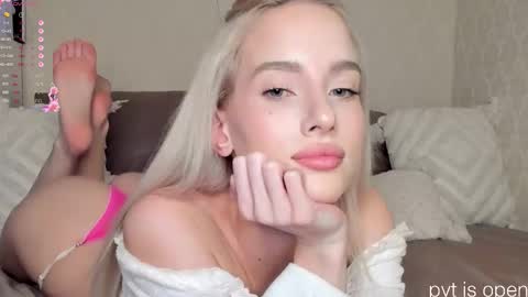 Snapshot of katebremar chatting on 12-17-25, 10:05 online show from 12-17-25, 10:05