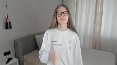 Snapshot of katinatonge chatting on 10-17-25, 09:12 Scarlett online show from 10-17-25, 09:12