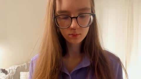 Snapshot of katinatonge chatting on 10-31-25, 08:48 Scarlett online show from 10-31-25, 08:48