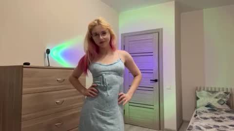 Snapshot of katrinsweets19 chatting on 12-17-25, 02:23 Katrin online show from 12-17-25, 02:23