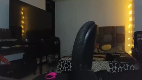 Snapshot of katty_bluntt chatting on 01-19-25, 03:18 Luu sell online show from 01-19-25, 03:18