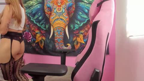 Snapshot of katy_simpsons chatting on 11-25-25, 08:42 katy simpsons online show from 11-25-25, 08:42