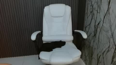 Snapshot of kelly_queenpussy chatting on 09-18-25, 08:33 KEY online show from 09-18-25, 08:33