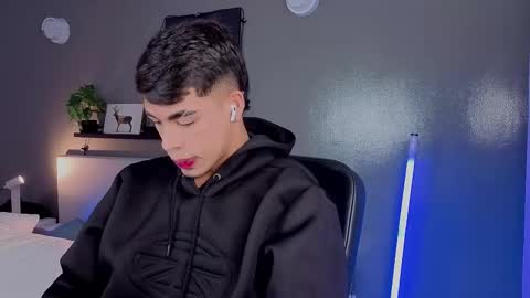 Snapshot of ken_boy_ chatting on 10-11-25, 11:53 online show from 10-11-25, 11:53