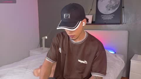 Snapshot of ken_boy_ chatting on 11-08-25, 11:32 online show from 11-08-25, 11:32